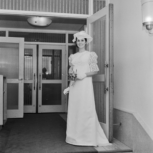 126665 Afbeelding van een mannequin tijdens een bruidsmodeshow van Bruidshuis Den Daas in het Jaarbeursrestaurant ...